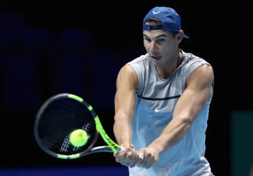 Quel est l'étrange bracelet que l'on voit sur le bras de Rafa Nadal à l'entraînement?