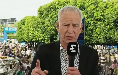John McEnroe révèle comment il se mesurerait à Federer, Nadal et Djokovic.