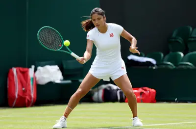 Emma Raducanu termine son entraînement plus tôt et reporte ses obligations médiatiques de Wimbledon à dimanche.