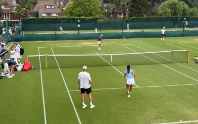 DERNIÈRE MINUTE : Emma Raducanu termine son entraînement pour évaluer sa cheville et décider de son avenir à Wimbledon