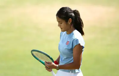 Emma Raducanu avoue qu'elle n'est pas certaine pour Wimbledon, mais promet de tout faire pour participer.