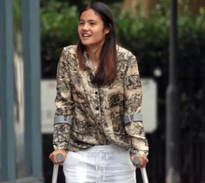 Photo : Emma Raducanu aperçue avec des béquilles après son retrait déchirant de Wimbledon