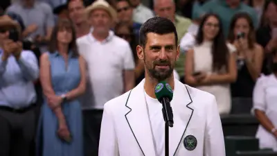 Novak Djokovic bat Stefanos Tsitsipas à Wimbledon et se rapproche de Federer