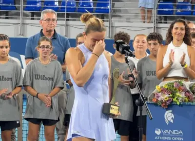 Maria Sakkari s'effondre après la finale d'Athènes et se remémore avoir regardé sa mère dans ce même lieu.