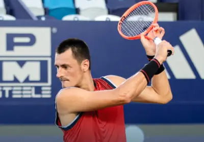 Los Cabos : Bernard Tomic écrase son adversaire au premier tour en ne concédant qu'un seul jeu en 46 minutes