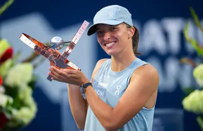 Toronto : Iga Swiatek écrase Elena Rybakina, à bout de forces, et met fin à sa disette de titres