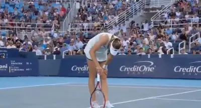 Vidéo : Elena Rybakina retombe mal et abandonne après un service sans puissance