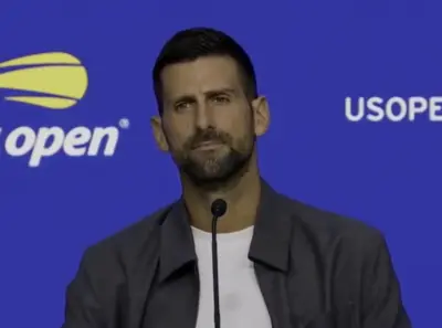 Novak Djokovic félicite Roger Federer après son entrée au Hall of Fame