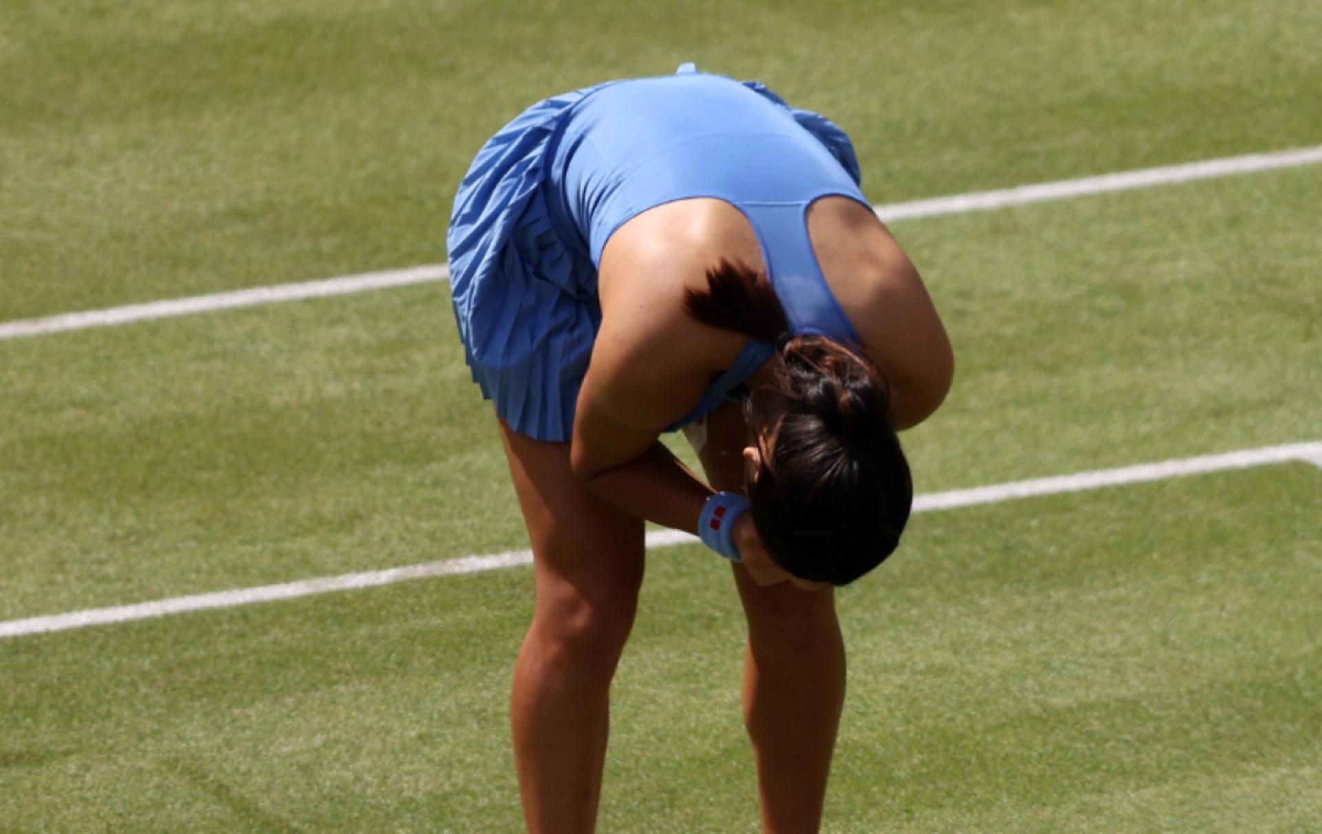 Queen's : Emma Raducanu surmonte une frayeur liée à une blessure pour atteindre les demi-finales, elle joue à nouveau au