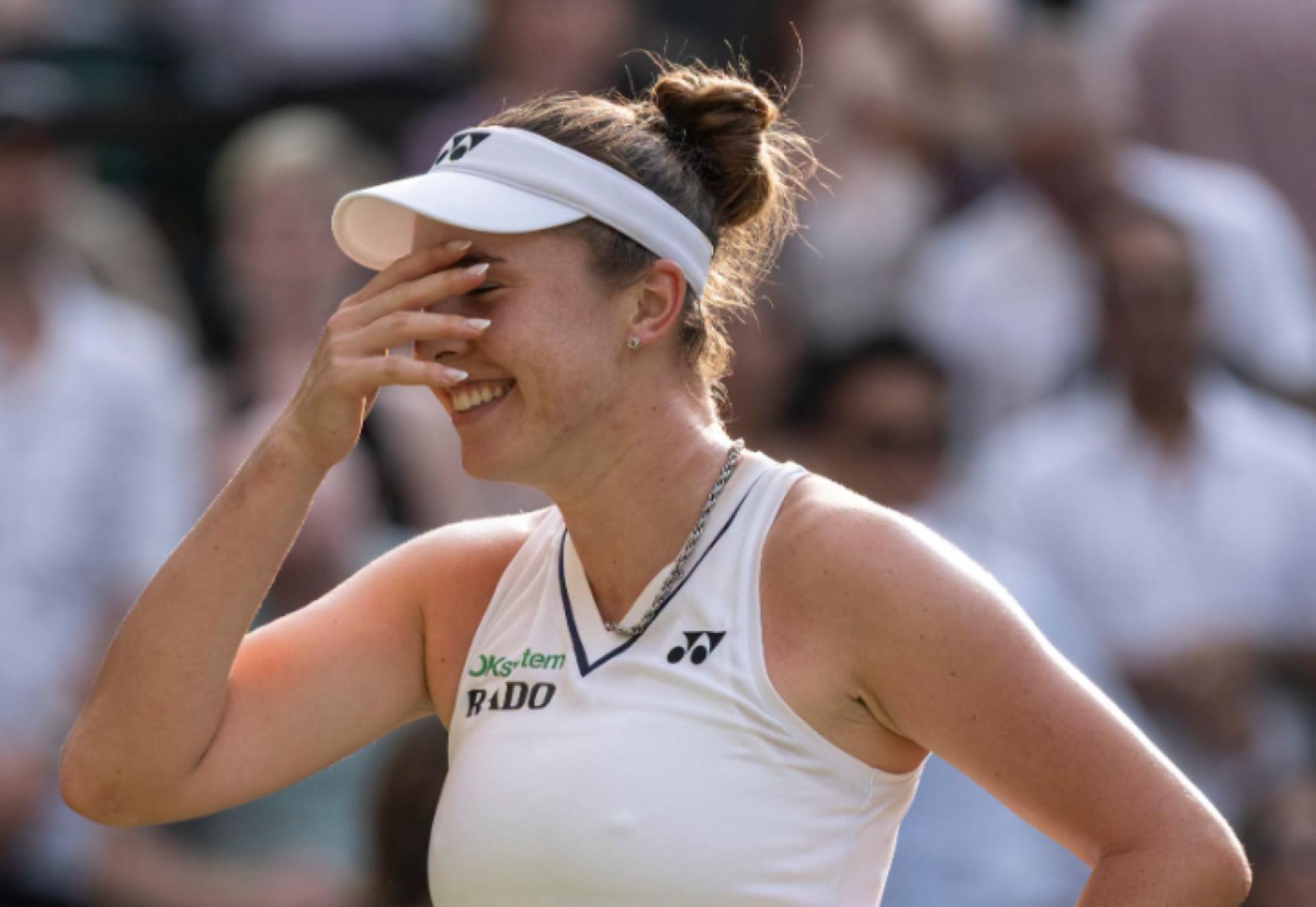 Linda Noskova répond à la question de John McEnroe sur Wimbledon en disant « ça doit être la bière »