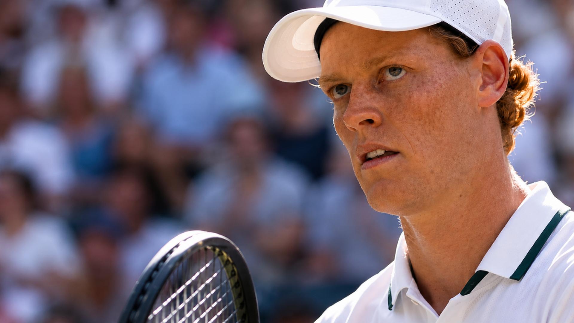 À voir : Jannik Sinner retrouve les courts après des problèmes au genou droit